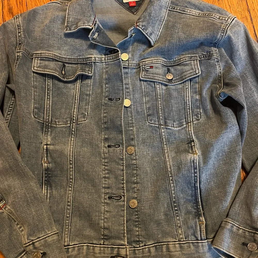 Tommy Hilfiger stylish light